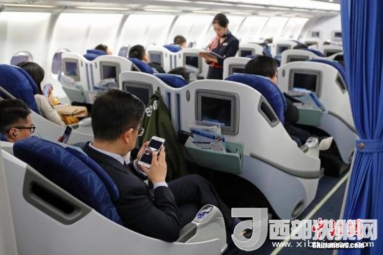 在東航MU5137航班上，旅客全程在飛行模式下可以使用手機(jī)。殷立勤 攝