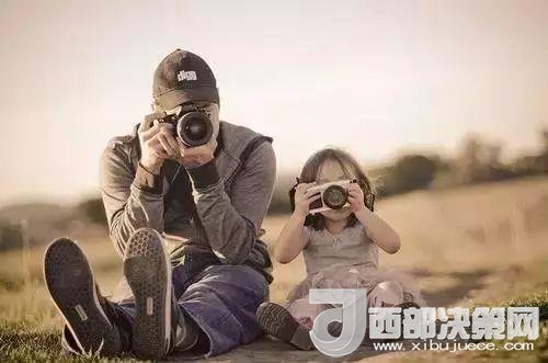 “曾子殺豬”故事在前，最近又有《父母說好考了90分就去看海，被爽約后女孩離家出走》新聞在后。父母如果自己的行為“打臉”了，又怎么能在孩子面前掌握教育的主動(dòng)權(quán)。