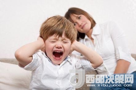 這時(shí)孩子可能會(huì)一直哭，甚至觀察父母的反應(yīng)。父母這時(shí)候可以讓他哭，哭累了自然就會(huì)停下，要讓孩子明白“鬧起來沒道理我不會(huì)心疼你”。