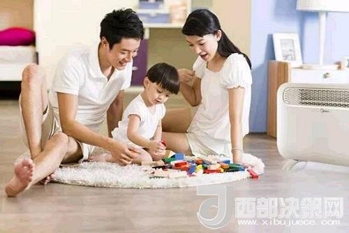 兒童時(shí)期，孩子好奇心強(qiáng)，喜歡“打破砂鍋問到底”、“探究性拆東西”、“自言自語做游戲”。這些聽似好笑，看似頑皮的言行舉止，恰恰就是孩子創(chuàng)造火花的閃現(xiàn)。心理學(xué)家鄧斯克認(rèn)為，小孩子在游戲中的“假裝”會(huì)大大促進(jìn)他們的發(fā)散思維。