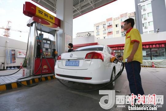 資料圖：山西太原，加油站工作人員正在給車輛加油?！堅?攝