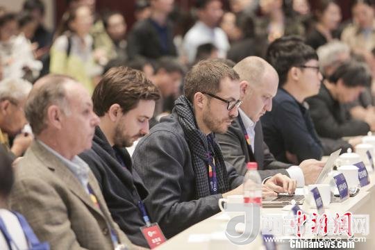 河北工業(yè)設(shè)計(jì)創(chuàng)新中心(以下簡(jiǎn)稱(chēng)HIDC)啟動(dòng)儀式暨“設(shè)計(jì)促轉(zhuǎn)型·創(chuàng)新贏未來(lái)”國(guó)際工業(yè)設(shè)計(jì)工作坊26日在河北省省會(huì)石家莊市舉行。圖為與會(huì)各國(guó)設(shè)計(jì)師。　肖欣 攝