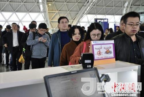 圖為旅客等待進(jìn)入客艙。　呂俊明 攝