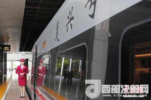 資料圖：4月10日，列車員在“復(fù)興號(hào)”列車旁迎接旅客的到來。 <a target='_blank'  data-cke-saved- >中新社</a>記者 殷立勤 攝