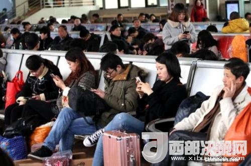 資料圖：移動互聯(lián)網(wǎng)時代，旅客都拿著手機打發(fā)時間。<a target='_blank' >中新社</a>記者 王中舉 攝