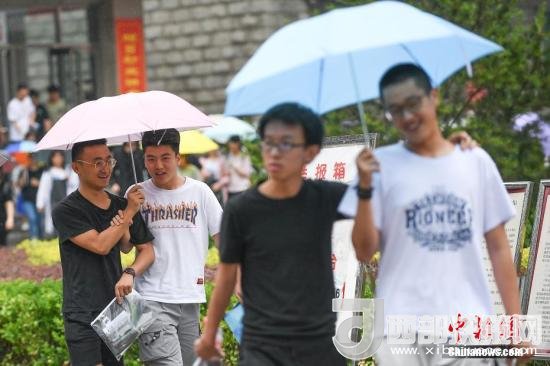資料圖：6月8日，山西太原，考生打傘走出考場(chǎng)。當(dāng)日，全國(guó)部分地區(qū)2018年高考結(jié)束。 <a target='_blank'  data-cke-saved- >中新社</a>記者 武俊杰 攝