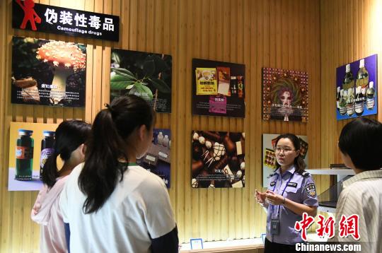 山西省司法行政戒毒系統(tǒng)積極面向社會(huì)開展禁毒警示教育?！　　⊥踅ㄜ?攝