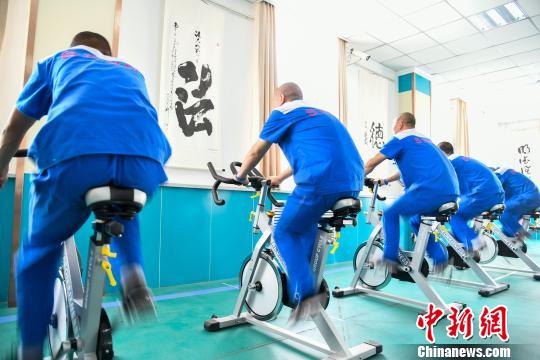山西省戒毒人員正在進(jìn)行身體鍛煉。　王建軍 攝