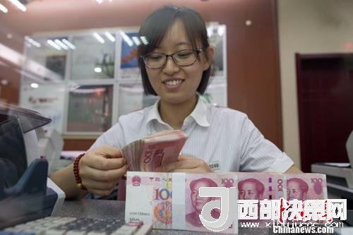 7月5日，山西太原一銀行工作人員正在清點(diǎn)貨幣。人民幣對(duì)美元匯率中間價(jià)在經(jīng)歷了過(guò)去11個(gè)交易中的10次下調(diào)后終于迎來(lái)大漲。5日，中國(guó)外匯交易中心公布人民幣對(duì)美元匯率中間價(jià)報(bào)6.6180，較前一交易日大幅上調(diào)415個(gè)基點(diǎn)，創(chuàng)下自2017年10月11日以來(lái)的最大升幅。<a target='_blank' >中新社</a>記者 張?jiān)?攝