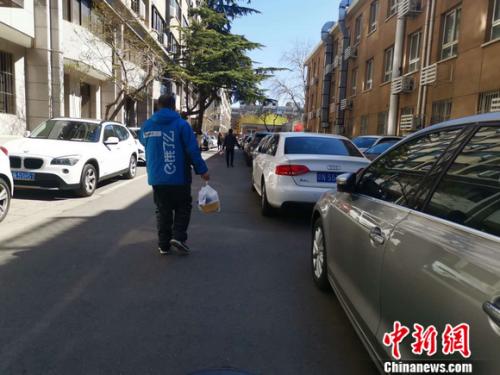 圖為餓了么配送員正在送餐。 謝藝觀 攝