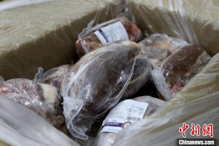 當(dāng)雄縣援鄂物資中的牦牛肉，圖中的為腱子肉，是牦牛肉中的“極品”。　當(dāng)雄縣 供圖 攝