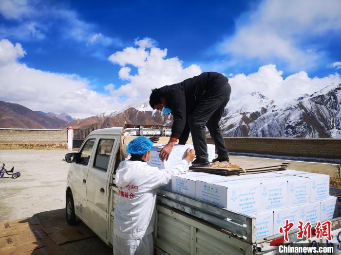 圖為工作人員搬運(yùn)物資。堆龍德慶區(qū)宣傳部供圖