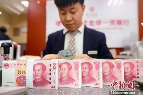 資料圖：一銀行工作人員清點貨幣。<a target='_blank'  data-cke-saved- >中新社</a>記者 張云 攝 