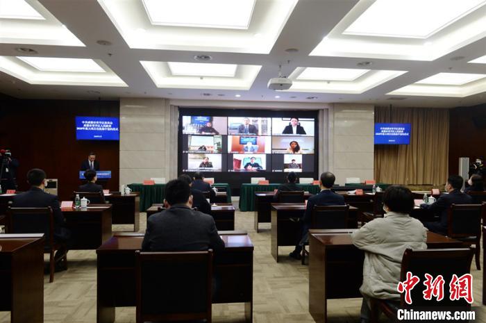 青羊區(qū)2020年重大項(xiàng)目在線集中簽約儀式現(xiàn)場(chǎng)。青羊區(qū)委宣傳部供圖