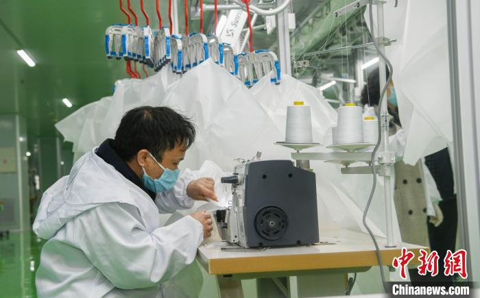 工人生產(chǎn)防護(hù)服，保障抗疫物資供應(yīng)。廣安市委宣傳部供圖