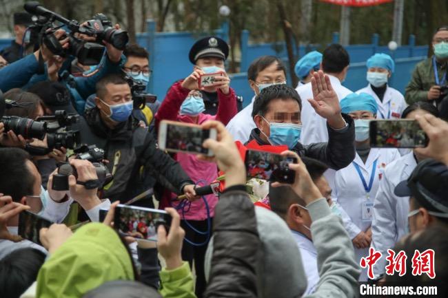 圖為貴州省最后一名新冠肺炎確診患者從貴州省將軍山醫(yī)院出院，患者與眾人揮手告別?！■暮陚?攝