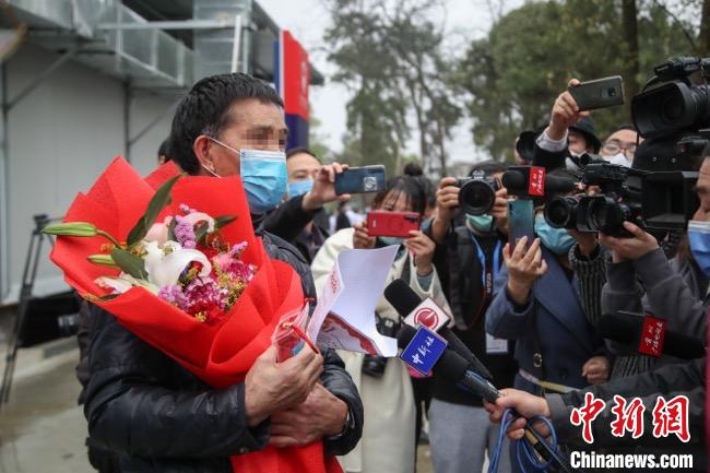 圖為貴州省最后一名新冠肺炎確診患者從貴州省將軍山醫(yī)院出院，患者接受媒體采訪?！■暮陚?攝