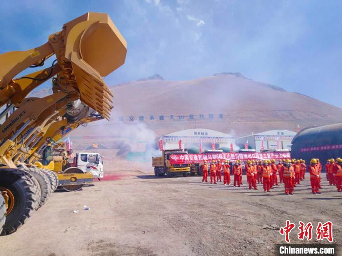 備受國內(nèi)外關注的G0711線烏魯木齊至尉犁高速公路建設項目天山勝利隧道復工“進行時”。　陳劍飛 攝
