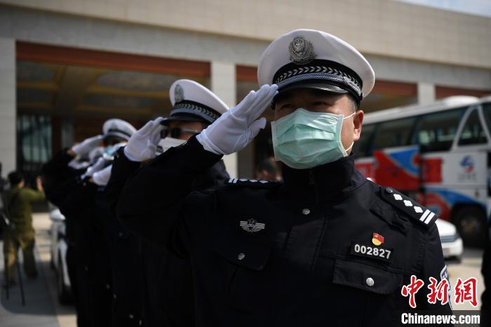 圖為交警們向醫(yī)療隊(duì)敬禮?！】灯?攝