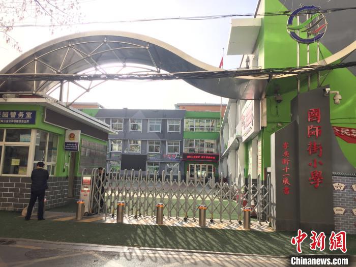 校門口設(shè)置臨時(shí)等候區(qū)，區(qū)域四周5米為禁行區(qū)?！「呷鸱?攝