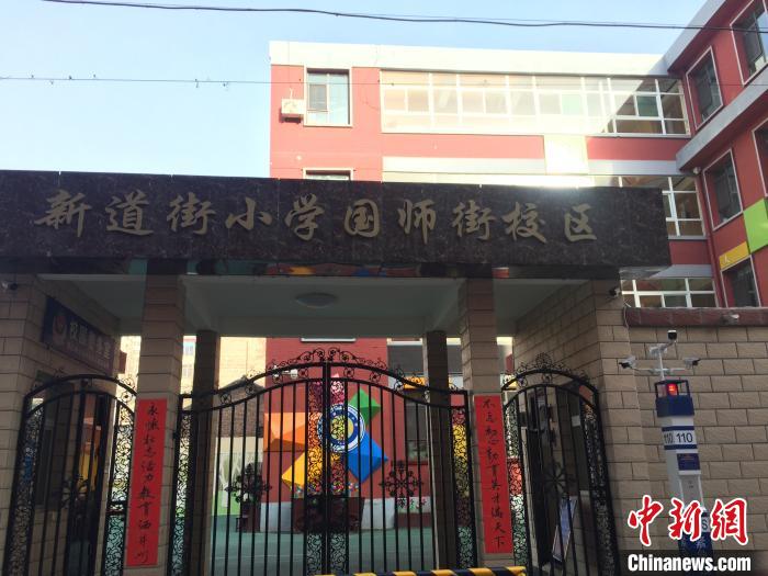 返校學(xué)生要到指定校門口報(bào)到，入校時(shí)需佩戴口罩，并進(jìn)行身份核驗(yàn)、實(shí)名登記、體溫檢測(cè)。　高瑞峰 攝