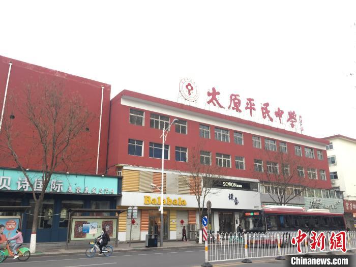 所有師生實(shí)行“日?qǐng)?bào)告”“零報(bào)告”制度，確保開學(xué)后校園衛(wèi)生安全?！「呷鸱?攝
