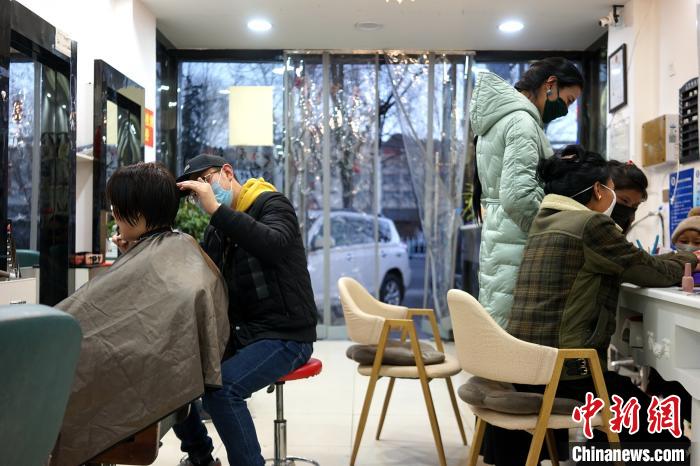 拉薩市民在一美發(fā)店理發(fā)、美甲。　江飛波 攝