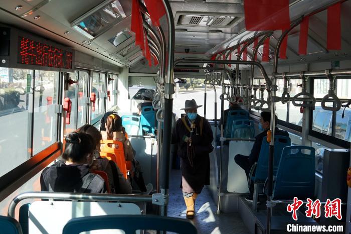 拉薩市民生活如常，圖為民眾戴口罩乘坐公交車。　江飛波 攝