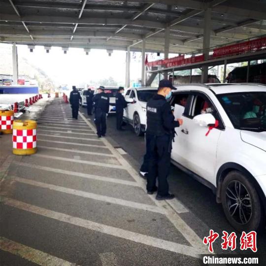 圖為云南一邊境檢查站防控疫情同時嚴防境外毒品滲透?！≡颇鲜」矎d供圖 攝