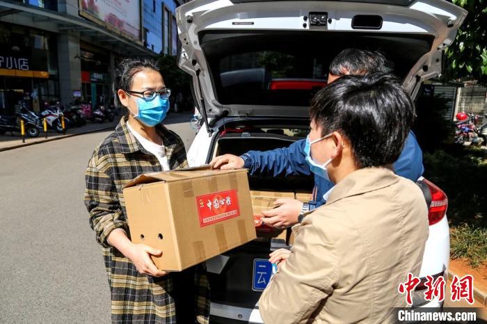 圖為昆明支援湖北醫(yī)護(hù)人員家庭收到“暖心蔬菜”。云南省委統(tǒng)戰(zhàn)部供圖