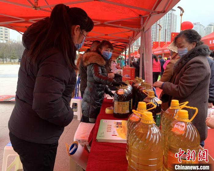 圖為市民們正在采購商品?！O睿 攝