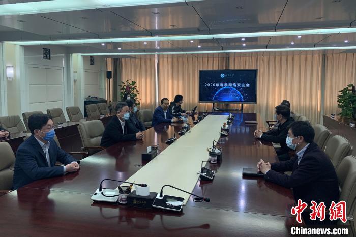 寧夏大學(xué)2020年春季首場綜合類“網(wǎng)絡(luò)雙選會”現(xiàn)場。　李佩珊 攝