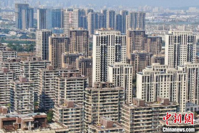 房地產行業(yè)作為特殊的商品銷售業(yè)，受疫情影響，一些企業(yè)資金回籠困難，亟待金融和稅務部門的政策支持?！°蟛?攝