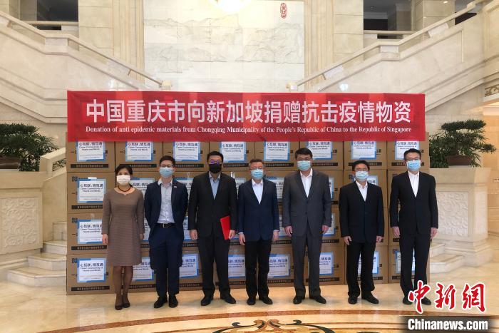 圖為捐贈方與接收方代表合影留念?！⑾嗔?攝