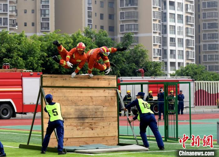 新消防員進(jìn)行消防障礙接力操展示?！⒅铱?攝