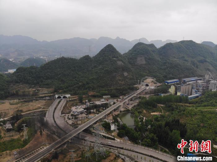 貴州省首條城際高速鐵路——安六鐵路開始聯(lián)調(diào)聯(lián)試。中國鐵路成都局集團公司供圖