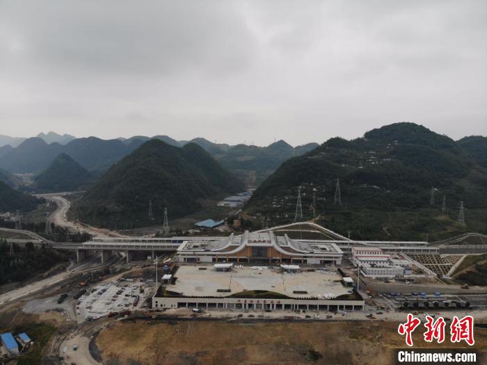 貴州省首條城際高速鐵路——安六鐵路開始聯(lián)調(diào)聯(lián)試。中國鐵路成都局集團公司供圖