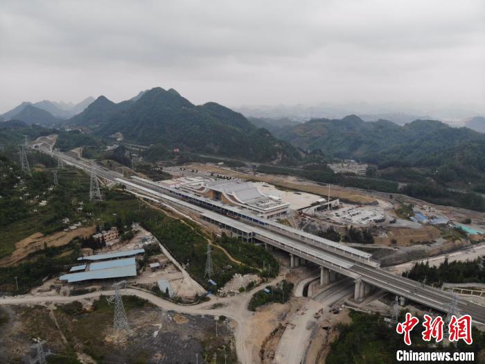貴州省首條城際高速鐵路——安六鐵路開始聯(lián)調(diào)聯(lián)試。中國鐵路成都局集團公司供圖