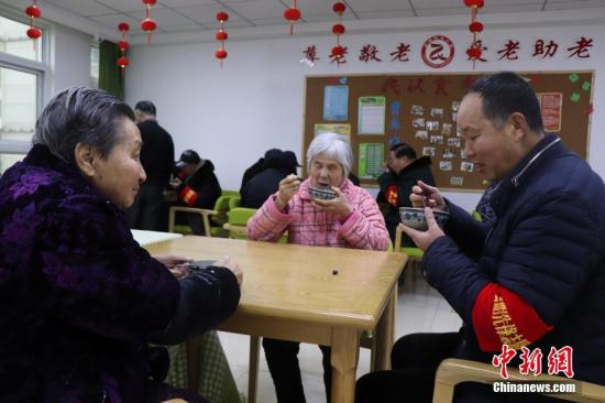 1月13日，志愿者為社區(qū)養(yǎng)老院送臘八粥。當日是中國傳統(tǒng)臘八節(jié)，安徽省合肥市濱湖欣園社區(qū)志愿者為社區(qū)養(yǎng)老院送去臘八粥、慰問品和節(jié)日的祝福。<a target='_blank'  data-cke-saved- >中新社</a>發(fā) 余秀娟 攝