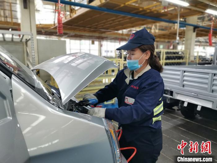 在滿足國(guó)外市場(chǎng)供應(yīng)的同時(shí)，成功汽車也緊盯國(guó)內(nèi)市場(chǎng)，拓渠道保銷量?！「唢w 攝