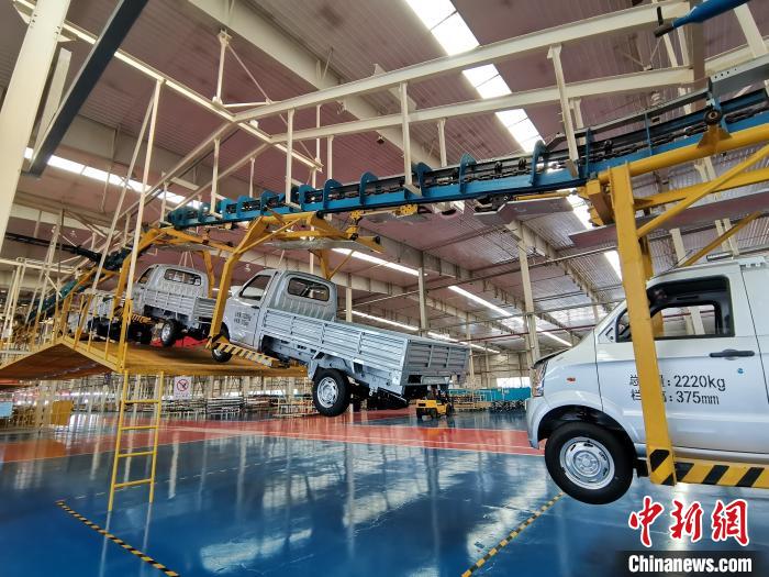 成功汽車是山西省重點(diǎn)轉(zhuǎn)型項(xiàng)目，擁有國(guó)內(nèi)先進(jìn)的零部件、發(fā)動(dòng)機(jī)整機(jī)自動(dòng)裝配和發(fā)動(dòng)機(jī)生產(chǎn)線、實(shí)驗(yàn)線，還有國(guó)際一流的工業(yè)機(jī)器人?！「唢w 攝