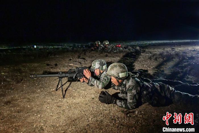夜間狙擊手摧毀敵探照燈?！∑呀?攝