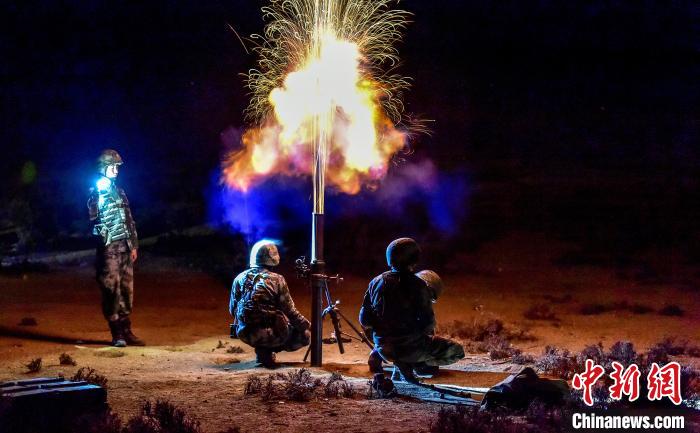 演練中偵察兵在夜間利用迫擊炮摧毀敵輕型裝甲?！」鶘|東 攝