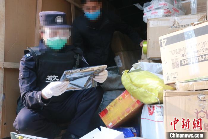 圖為勐康邊檢站民警在對快遞運輸車輛進行例行檢查?！钐?攝