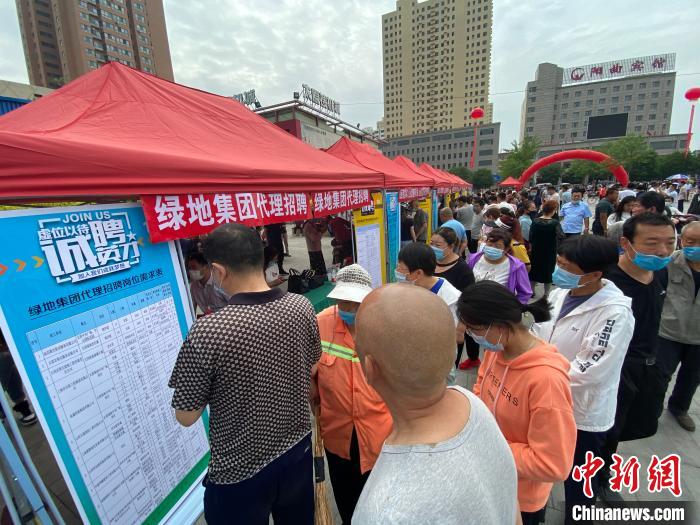 一些知名企業(yè)展臺前，投遞簡歷、咨詢就業(yè)的人絡(luò)繹不絕。　屈麗霞 攝