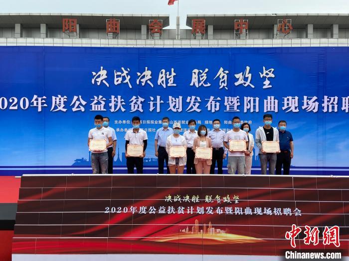 在現(xiàn)場，綠地集團與困難就業(yè)群體就業(yè)代表簽署勞務(wù)合同，并為首批6名就業(yè)代表頒發(fā)上崗證書?！∏愊?攝