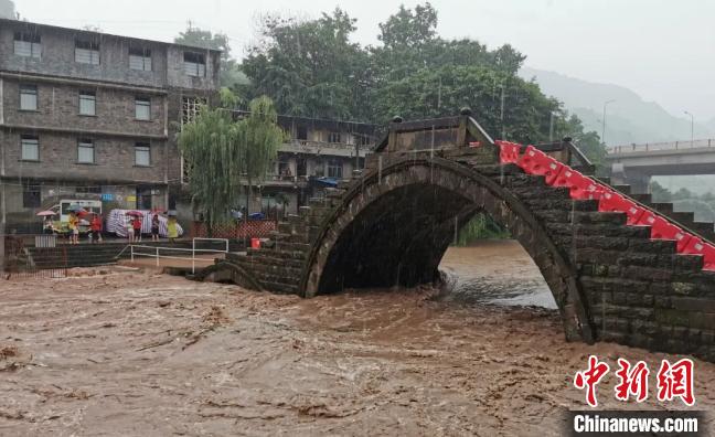 圖為不斷上漲的河水?！≈貞c萬州區(qū)委宣傳部供圖 攝