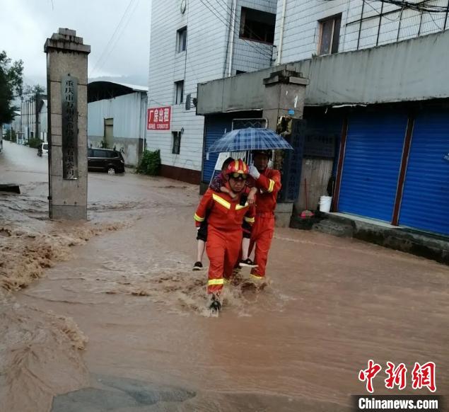 圖為消防救援人員營(yíng)救被困民眾?！≈貞c萬州區(qū)委宣傳部供圖 攝