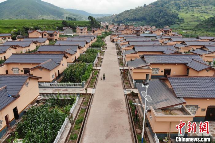 平坦的水泥路從村民居住區(qū)穿過。　張浪 攝