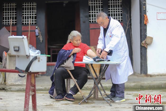 資料圖，貴州村醫(yī)給村民看病?！■暮陚?攝